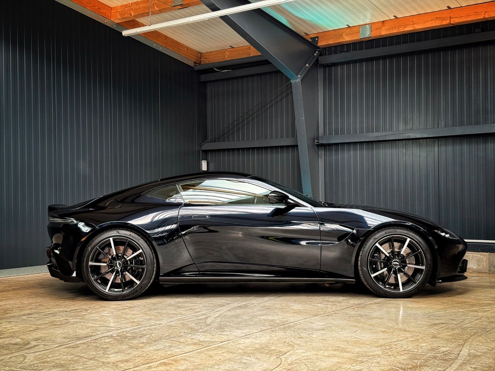 Aston Martin V8 Vantage + Ultramarine Black + Perf. + Eleg.