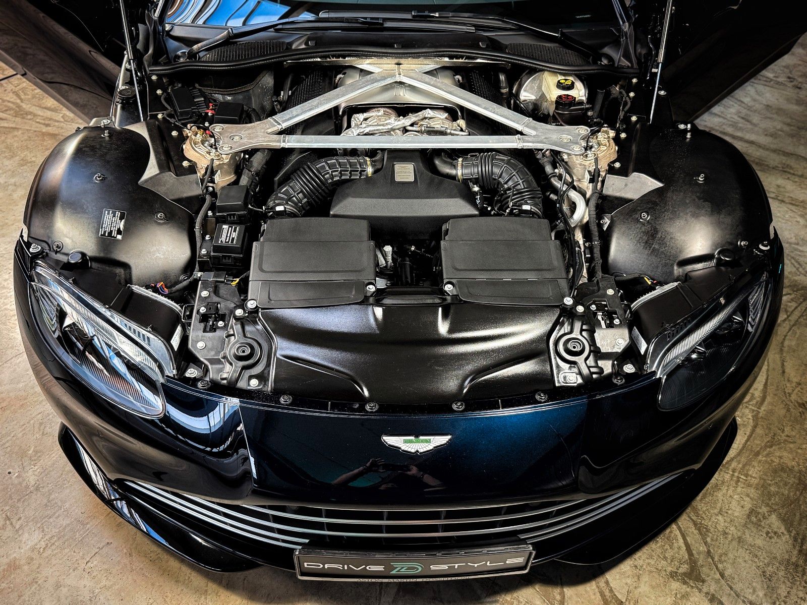 Fahrzeugabbildung Aston Martin V8 Vantage + Ultramarine Black + Perf. + Eleg.
