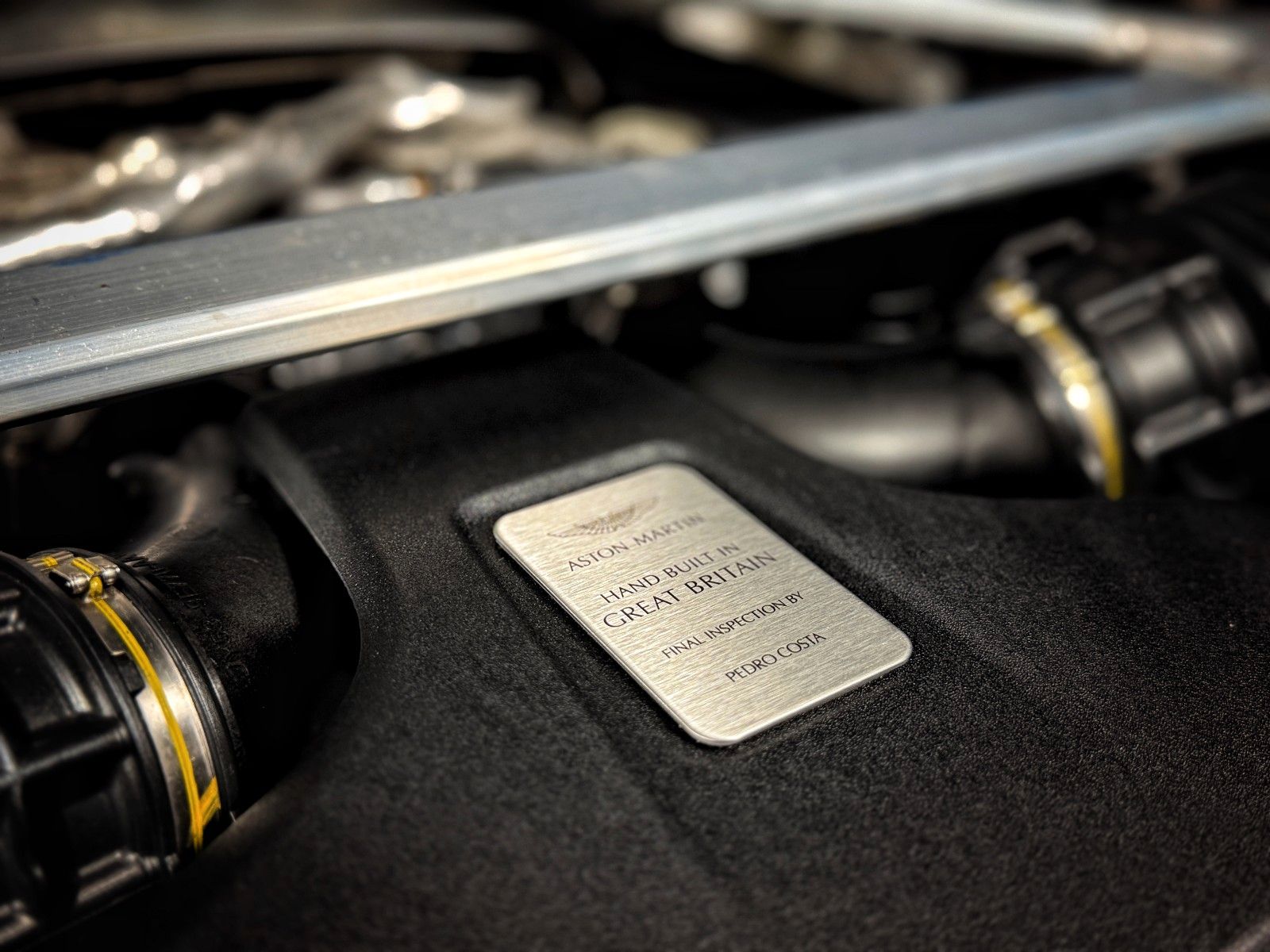 Fahrzeugabbildung Aston Martin V8 Vantage + Ultramarine Black + Perf. + Eleg.