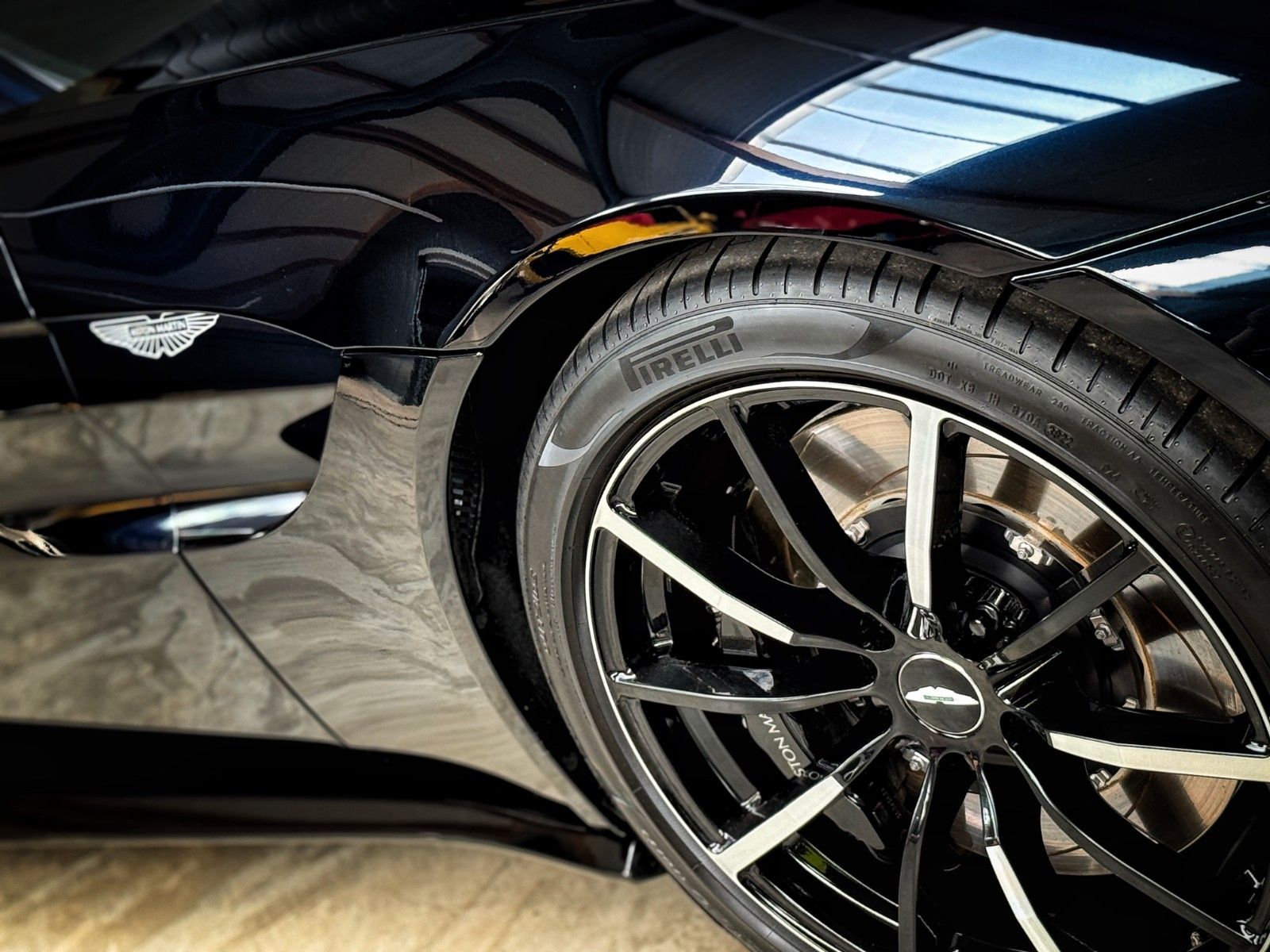 Fahrzeugabbildung Aston Martin V8 Vantage + Ultramarine Black + Perf. + Eleg.