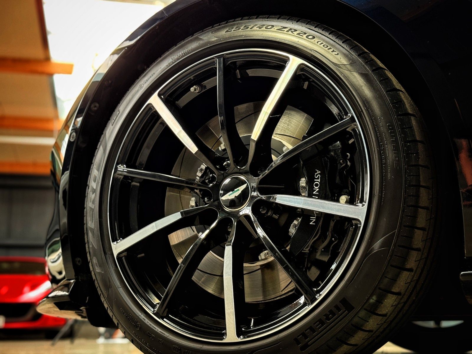 Fahrzeugabbildung Aston Martin V8 Vantage + Ultramarine Black + Perf. + Eleg.