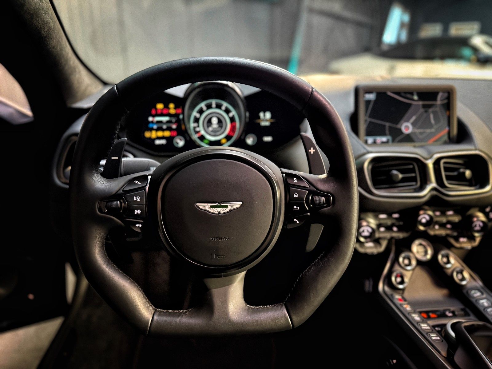 Fahrzeugabbildung Aston Martin V8 Vantage + Ultramarine Black + Perf. + Eleg.