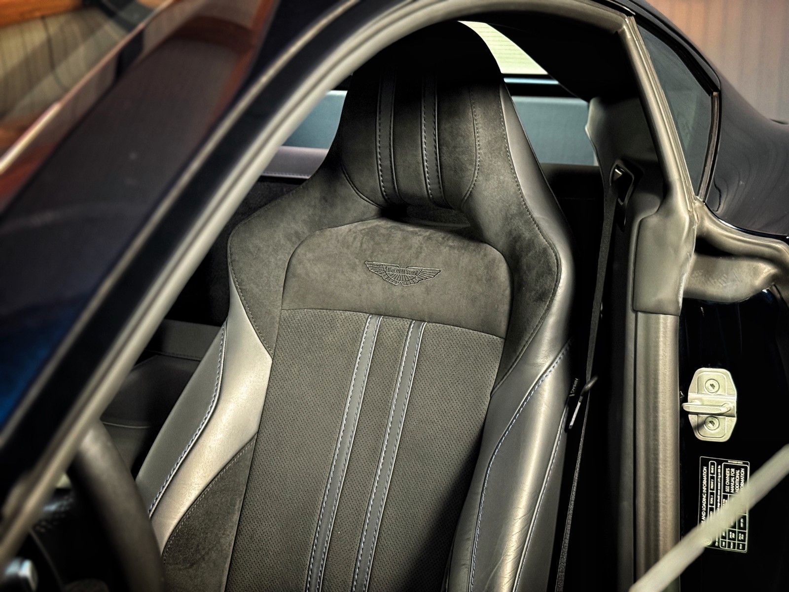 Fahrzeugabbildung Aston Martin V8 Vantage + Ultramarine Black + Perf. + Eleg.