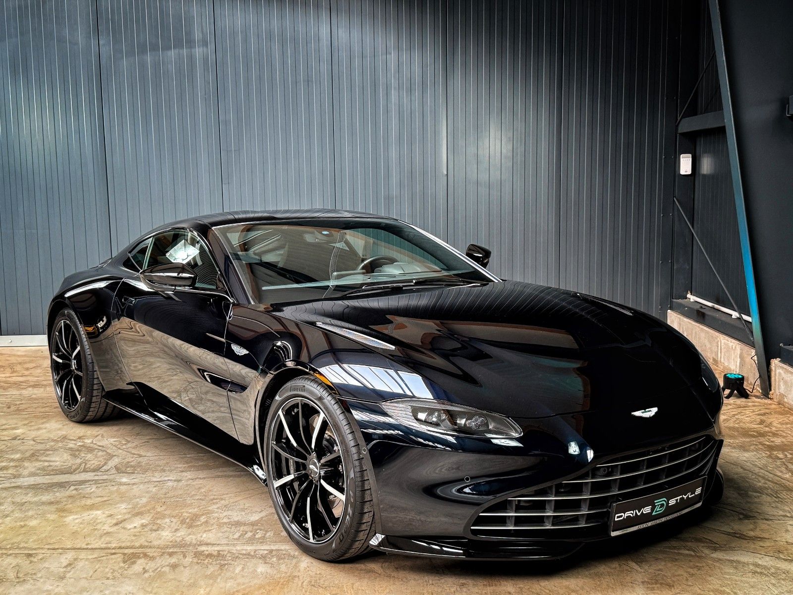 Fahrzeugabbildung Aston Martin V8 Vantage + Ultramarine Black + Perf. + Eleg.