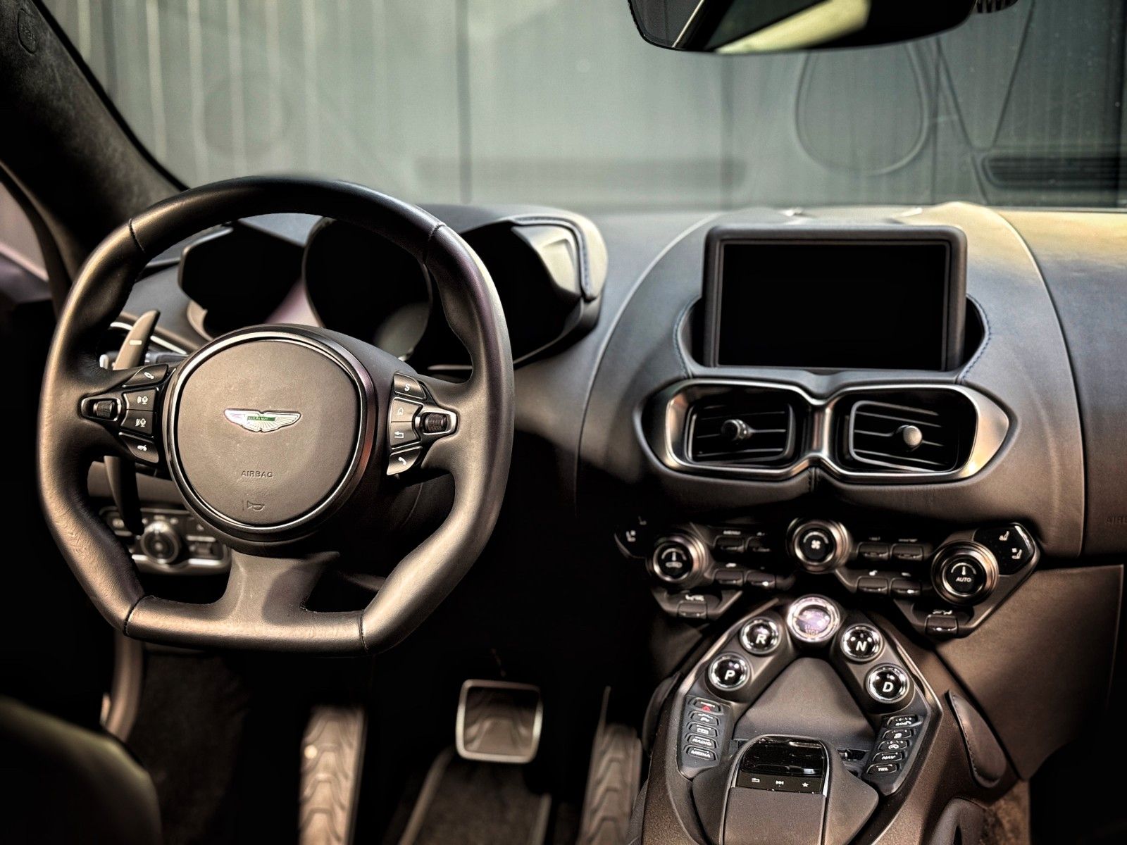 Fahrzeugabbildung Aston Martin V8 Vantage + Ultramarine Black + Perf. + Eleg.