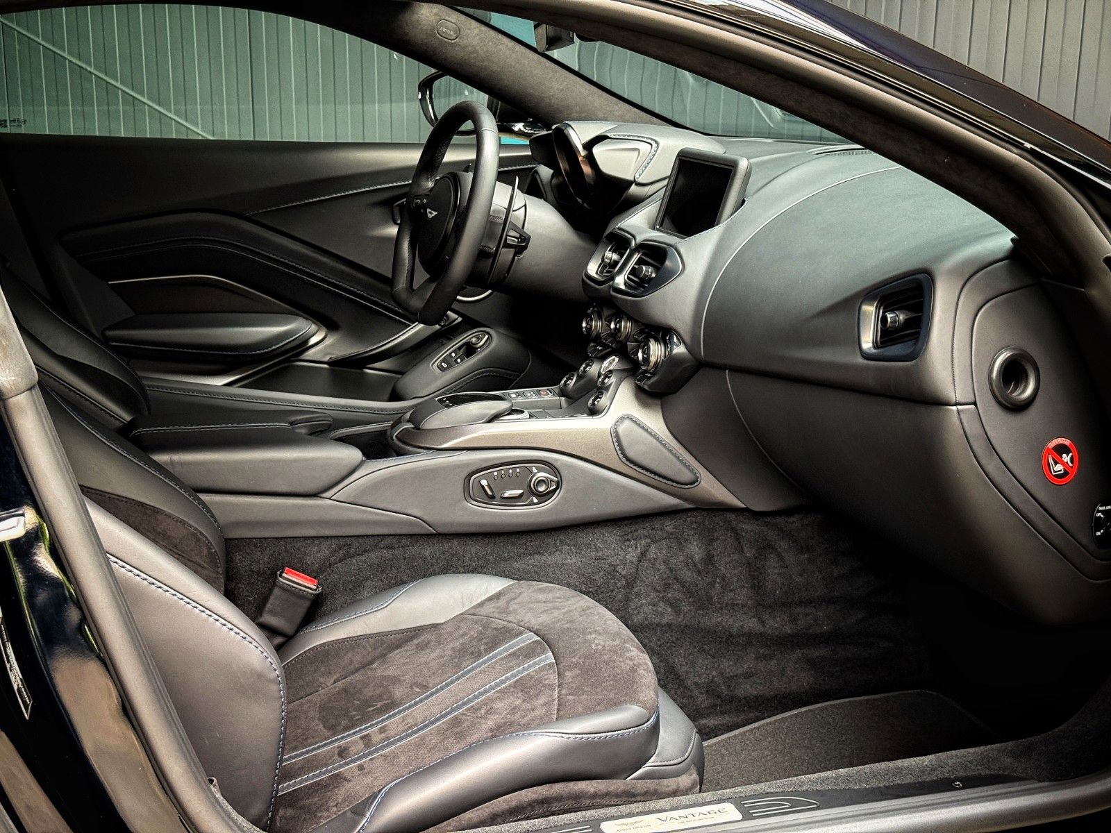 Fahrzeugabbildung Aston Martin V8 Vantage + Ultramarine Black + Perf. + Eleg.