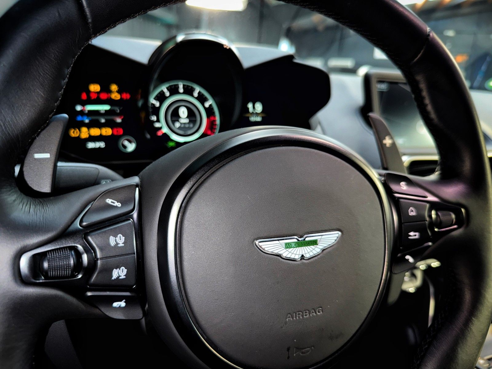 Fahrzeugabbildung Aston Martin V8 Vantage + Ultramarine Black + Perf. + Eleg.