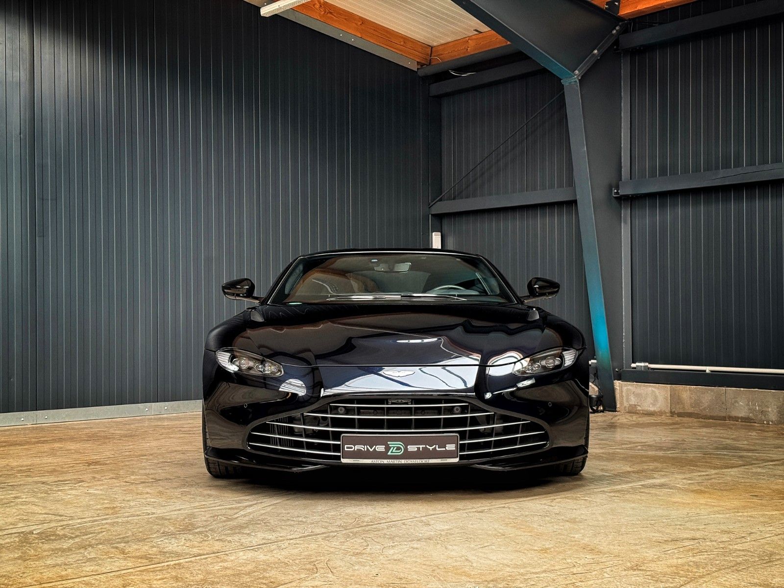 Fahrzeugabbildung Aston Martin V8 Vantage + Ultramarine Black + Perf. + Eleg.