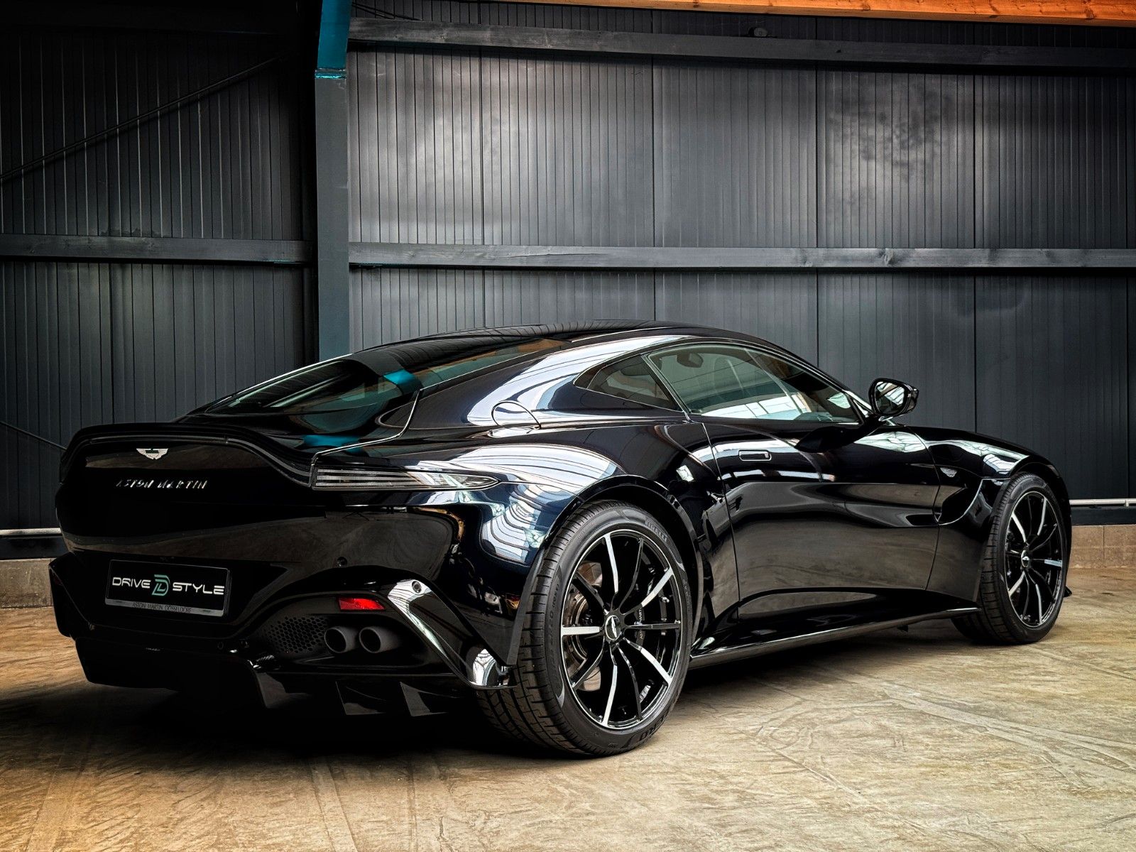 Fahrzeugabbildung Aston Martin V8 Vantage + Ultramarine Black + Perf. + Eleg.