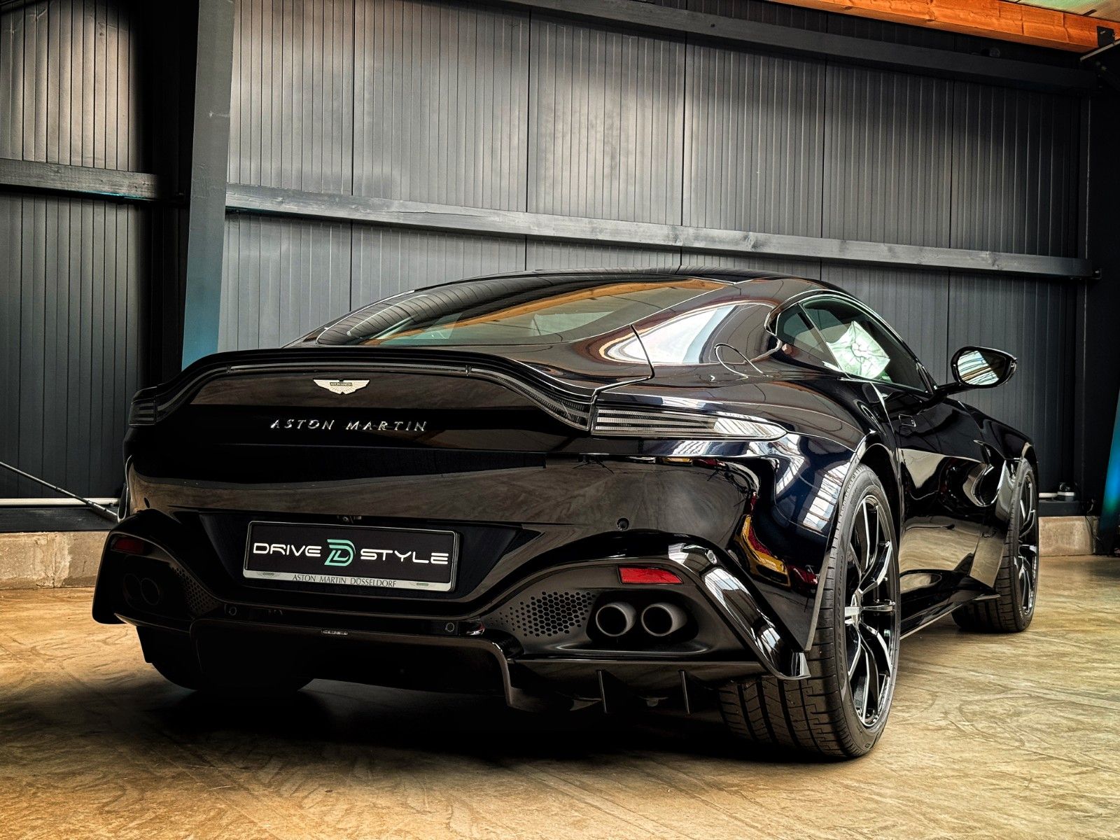 Fahrzeugabbildung Aston Martin V8 Vantage + Ultramarine Black + Perf. + Eleg.