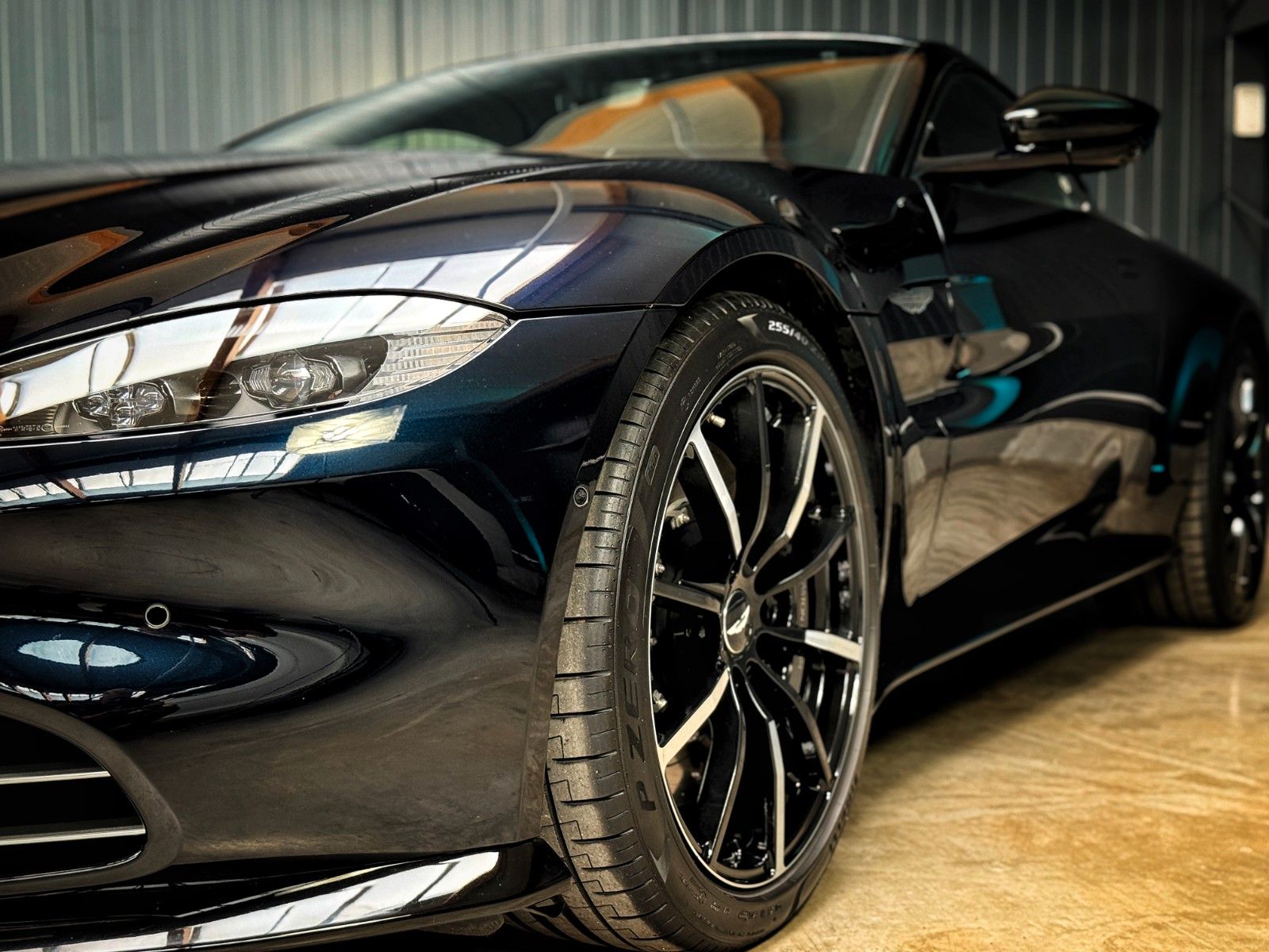 Fahrzeugabbildung Aston Martin V8 Vantage + Ultramarine Black + Perf. + Eleg.