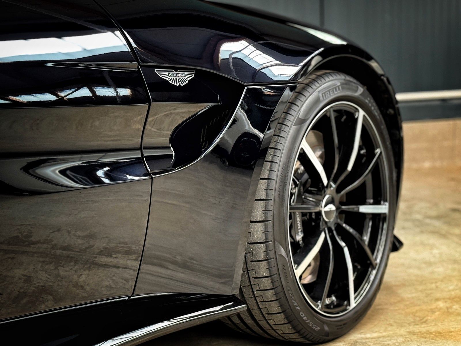 Fahrzeugabbildung Aston Martin V8 Vantage + Ultramarine Black + Perf. + Eleg.