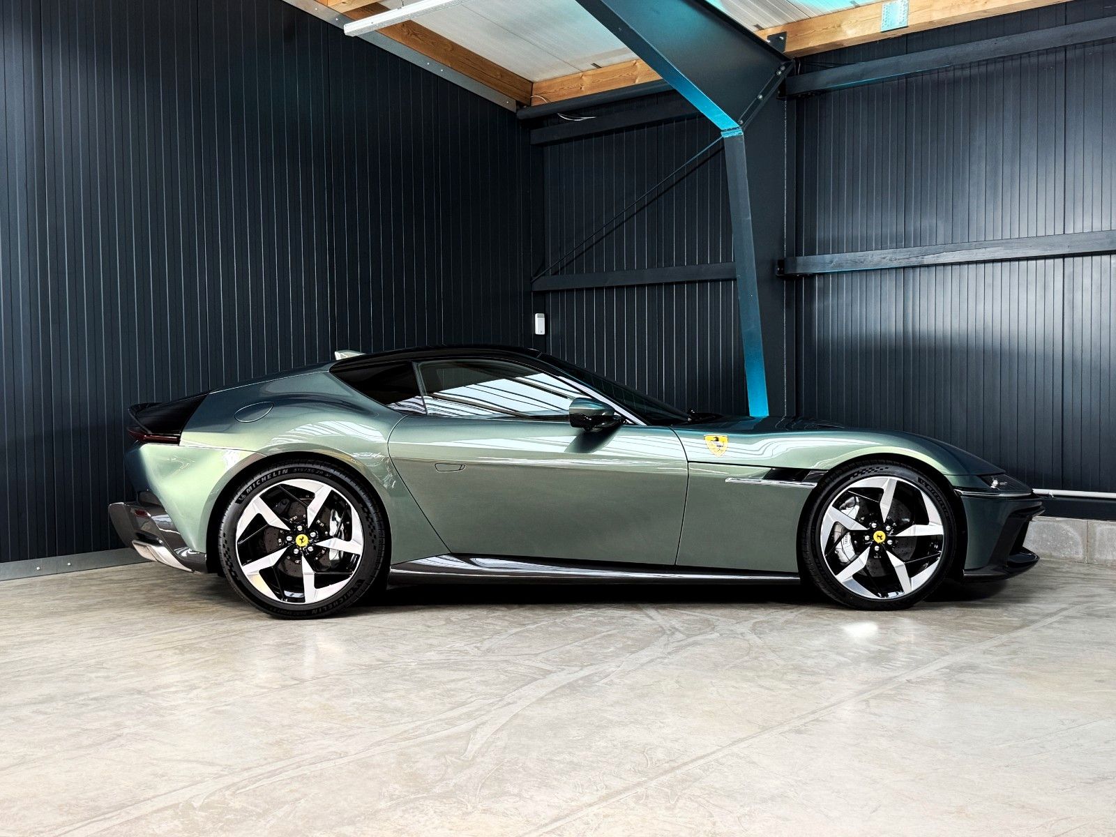 Ferrari 12Cilindri + Carbon + Lift + Verde Minerale Meta