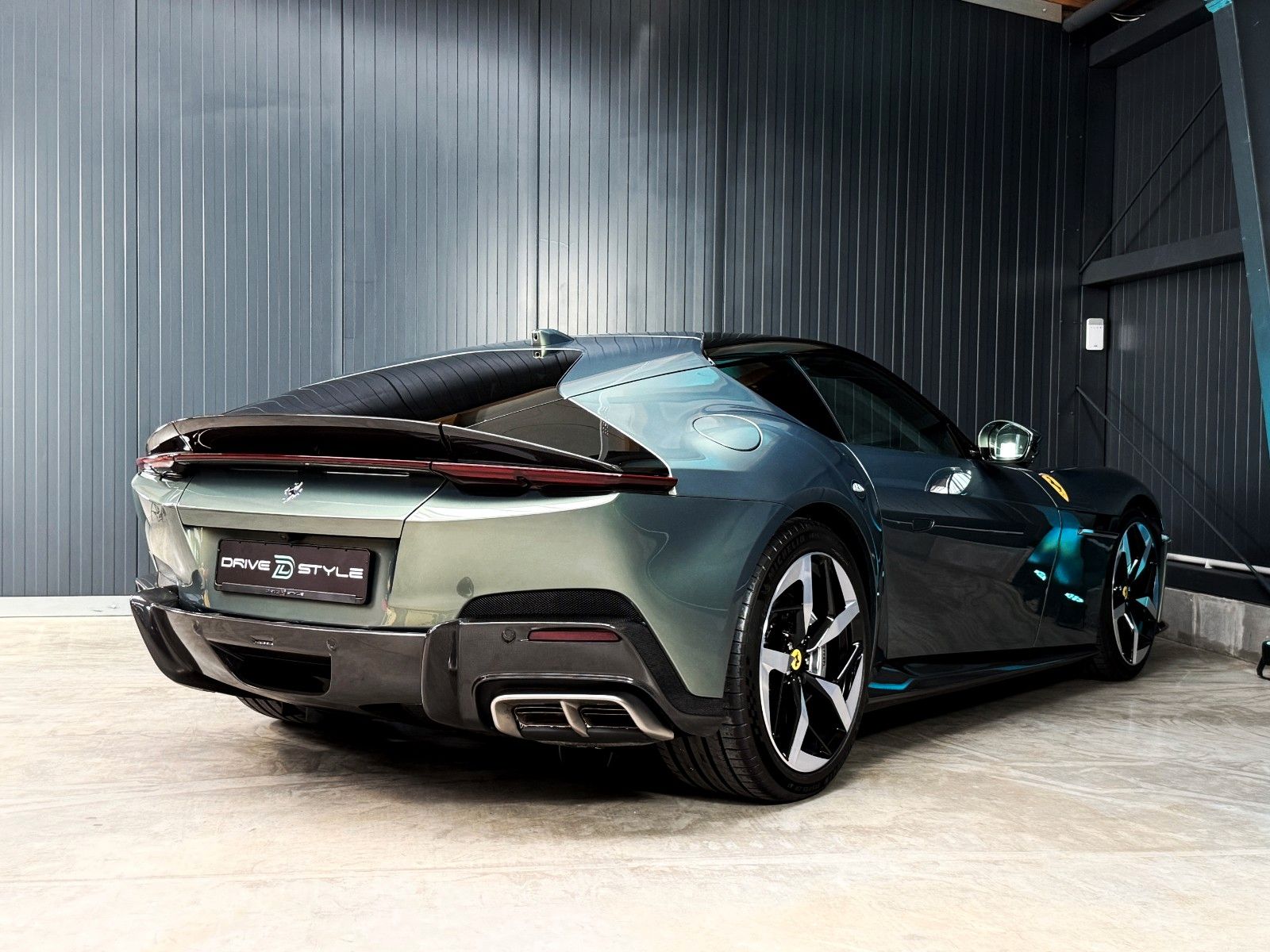 Fahrzeugabbildung Ferrari 12Cilindri + Carbon + Lift + Verde Minerale Meta
