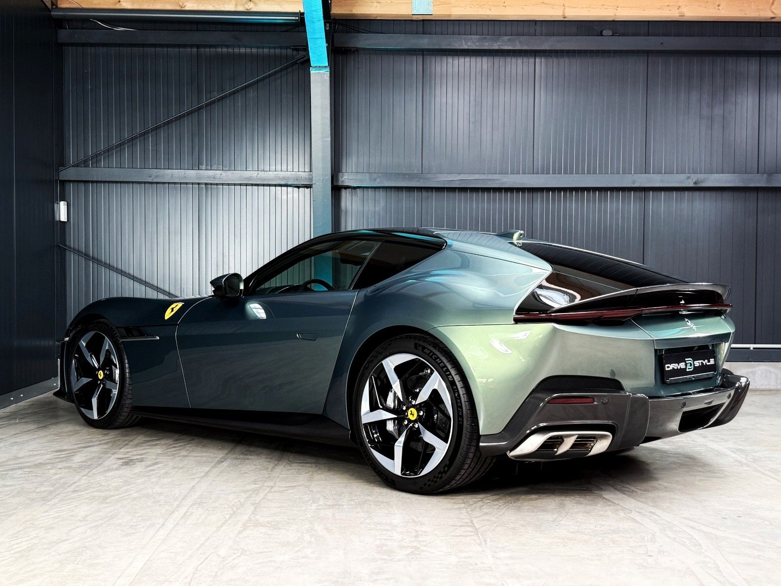 Fahrzeugabbildung Ferrari 12Cilindri + Carbon + Lift + Verde Minerale Meta
