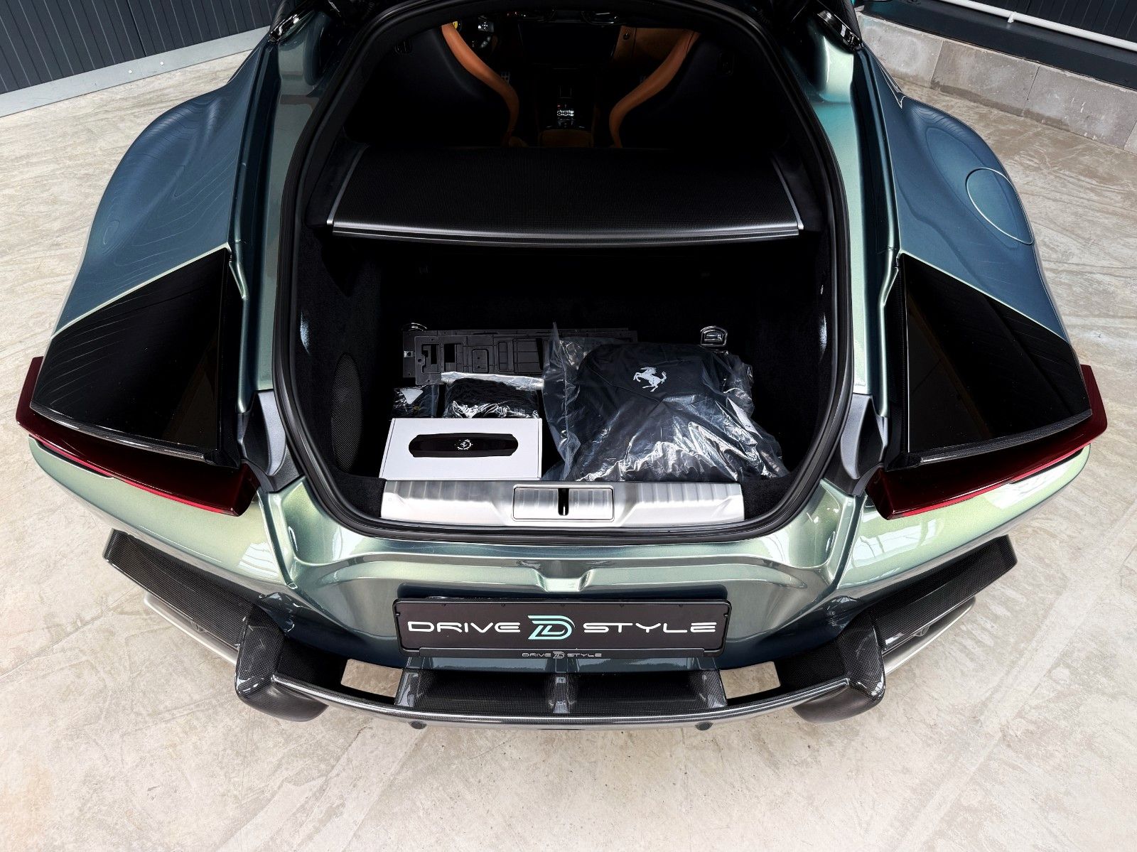 Fahrzeugabbildung Ferrari 12Cilindri + Carbon + Lift + Verde Minerale Meta