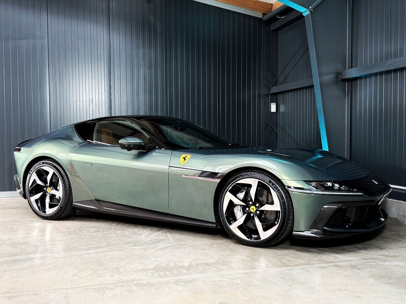 Fahrzeugabbildung Ferrari 12Cilindri + Carbon + Lift + Verde Minerale Meta