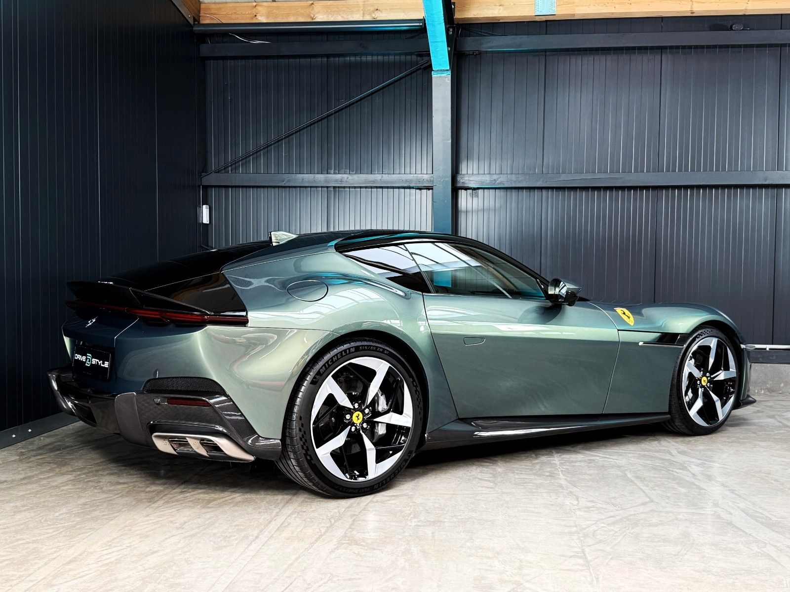 Fahrzeugabbildung Ferrari 12Cilindri + Carbon + Lift + Verde Minerale Meta