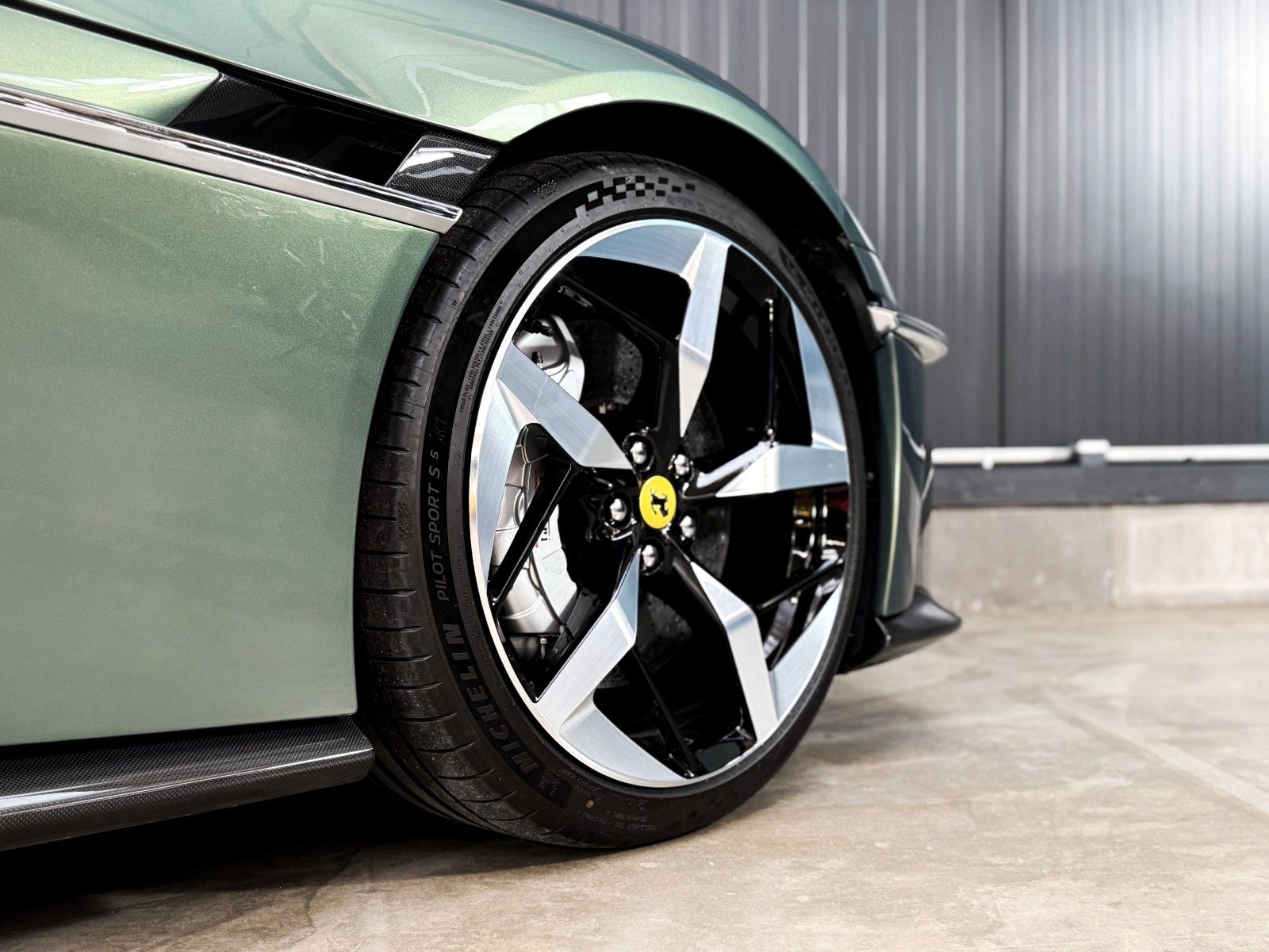 Fahrzeugabbildung Ferrari 12Cilindri + Carbon + Lift + Verde Minerale Meta