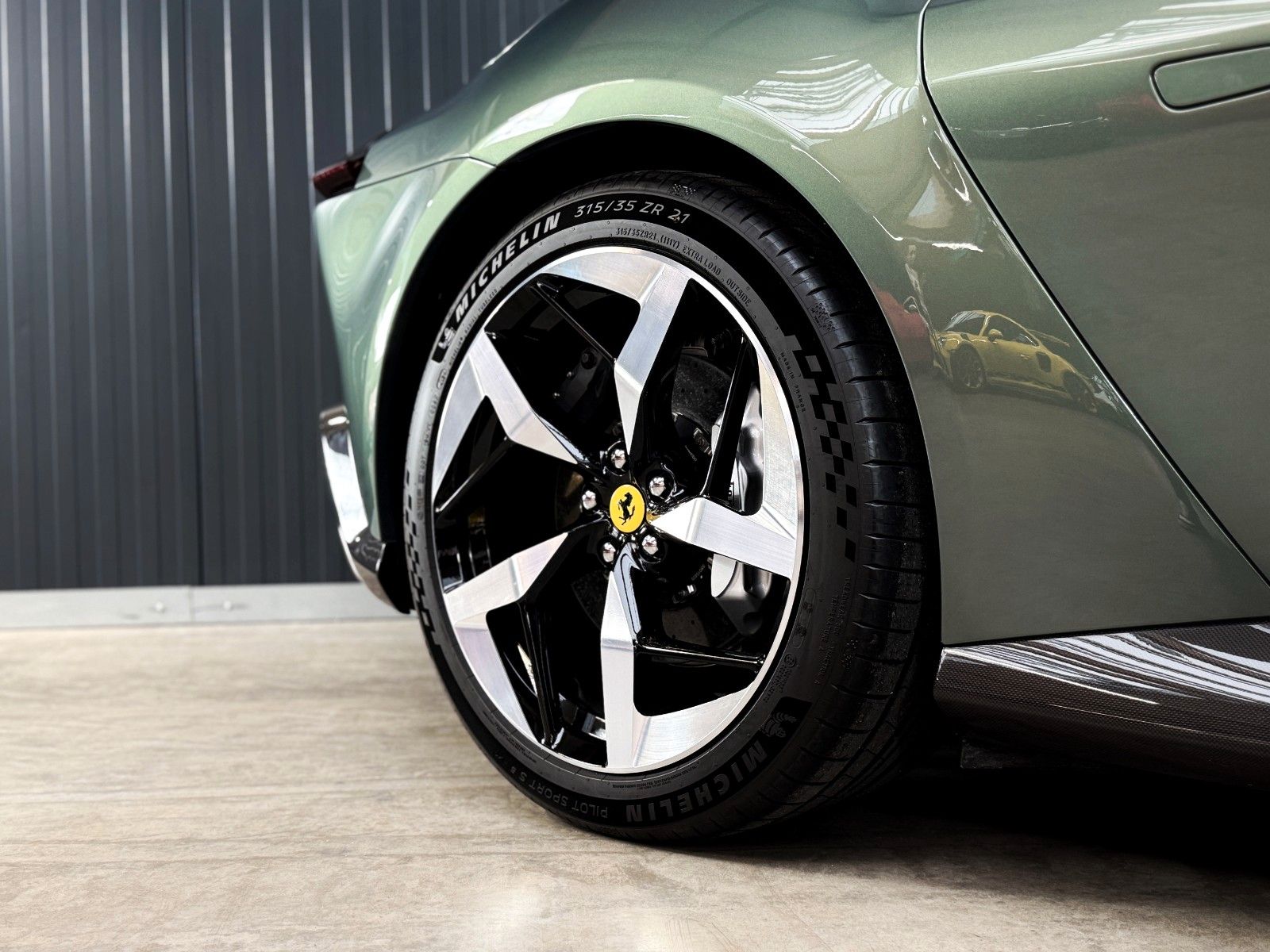 Fahrzeugabbildung Ferrari 12Cilindri + Carbon + Lift + Verde Minerale Meta
