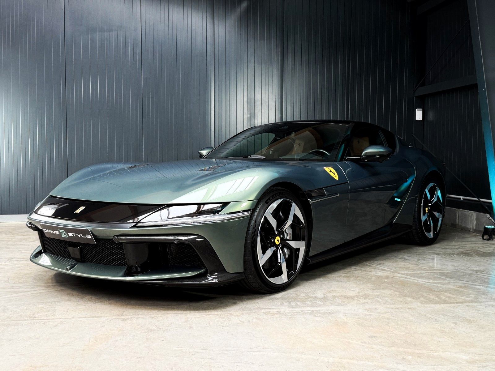 Fahrzeugabbildung Ferrari 12Cilindri + Carbon + Lift + Verde Minerale Meta