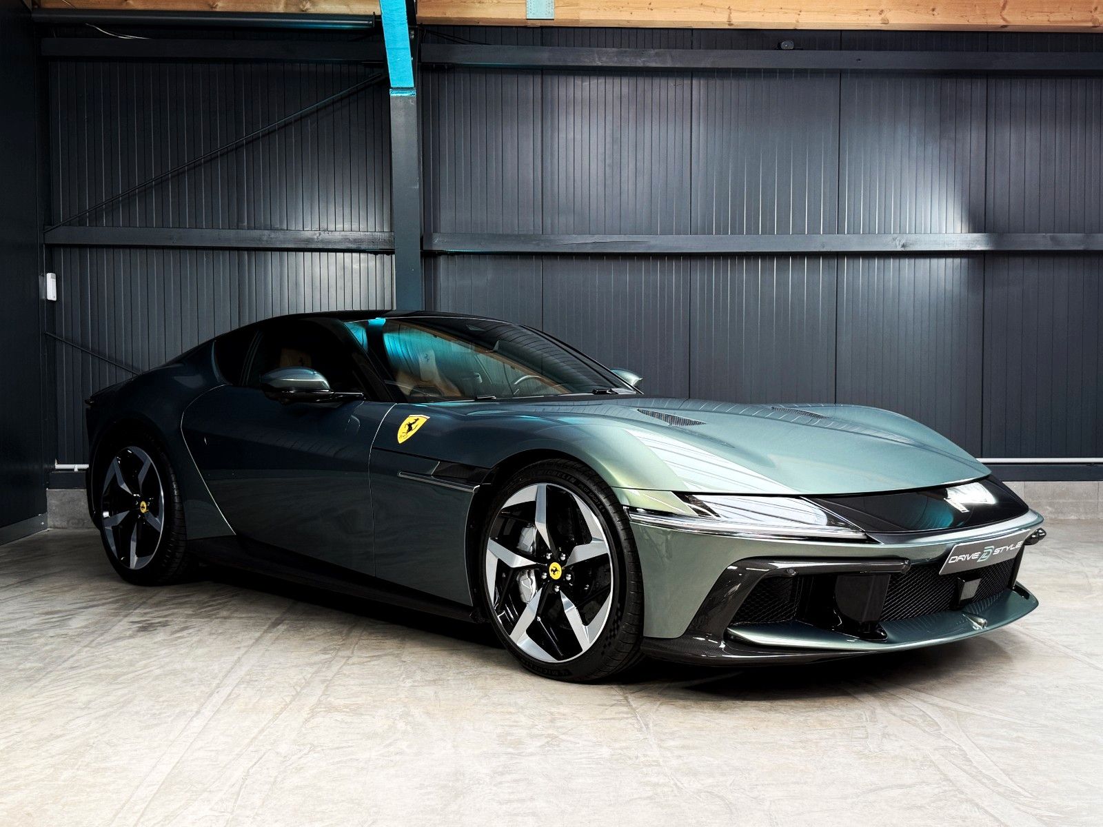 Fahrzeugabbildung Ferrari 12Cilindri + Carbon + Lift + Verde Minerale Meta