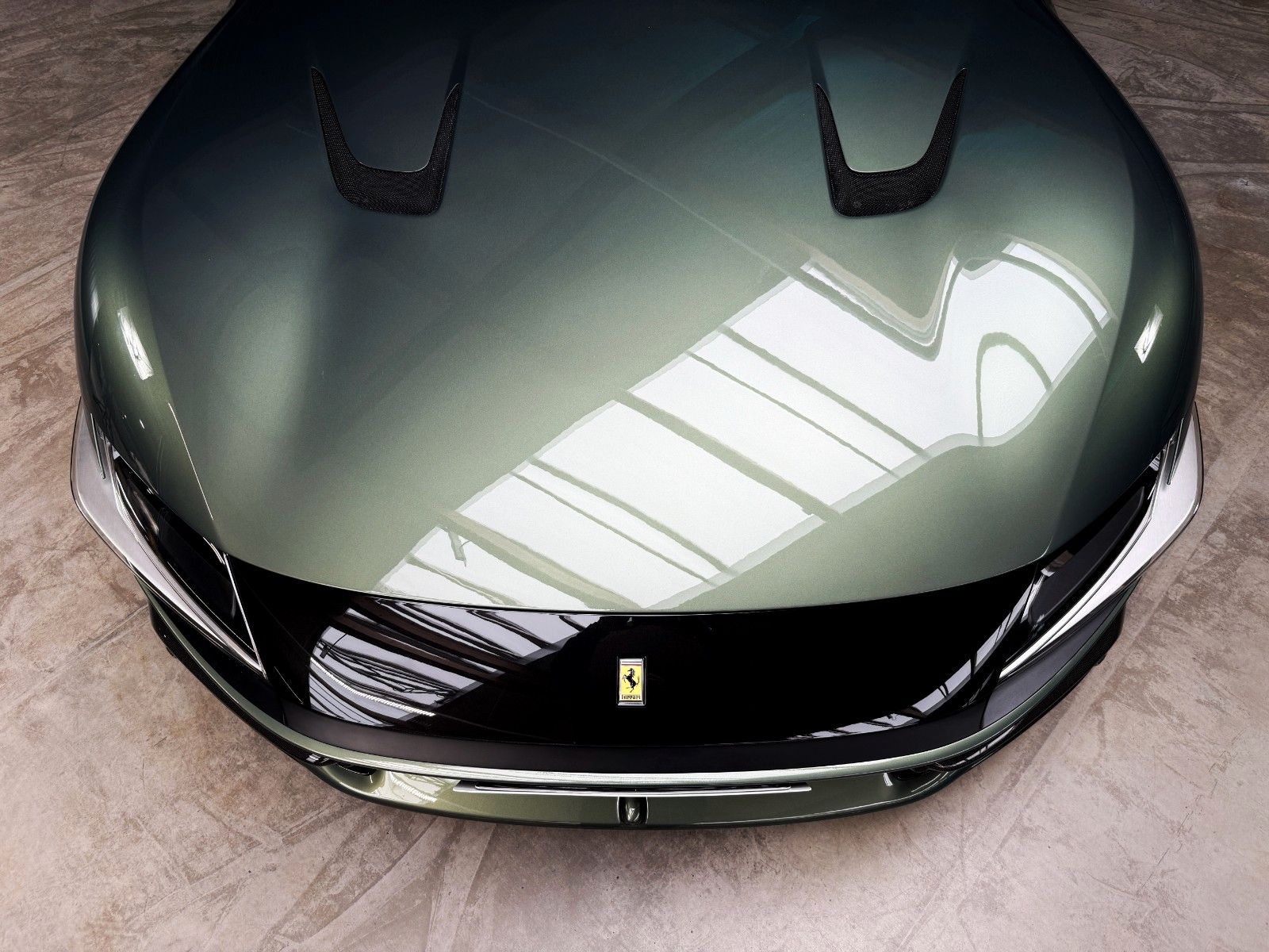 Fahrzeugabbildung Ferrari 12Cilindri + Carbon + Lift + Verde Minerale Meta