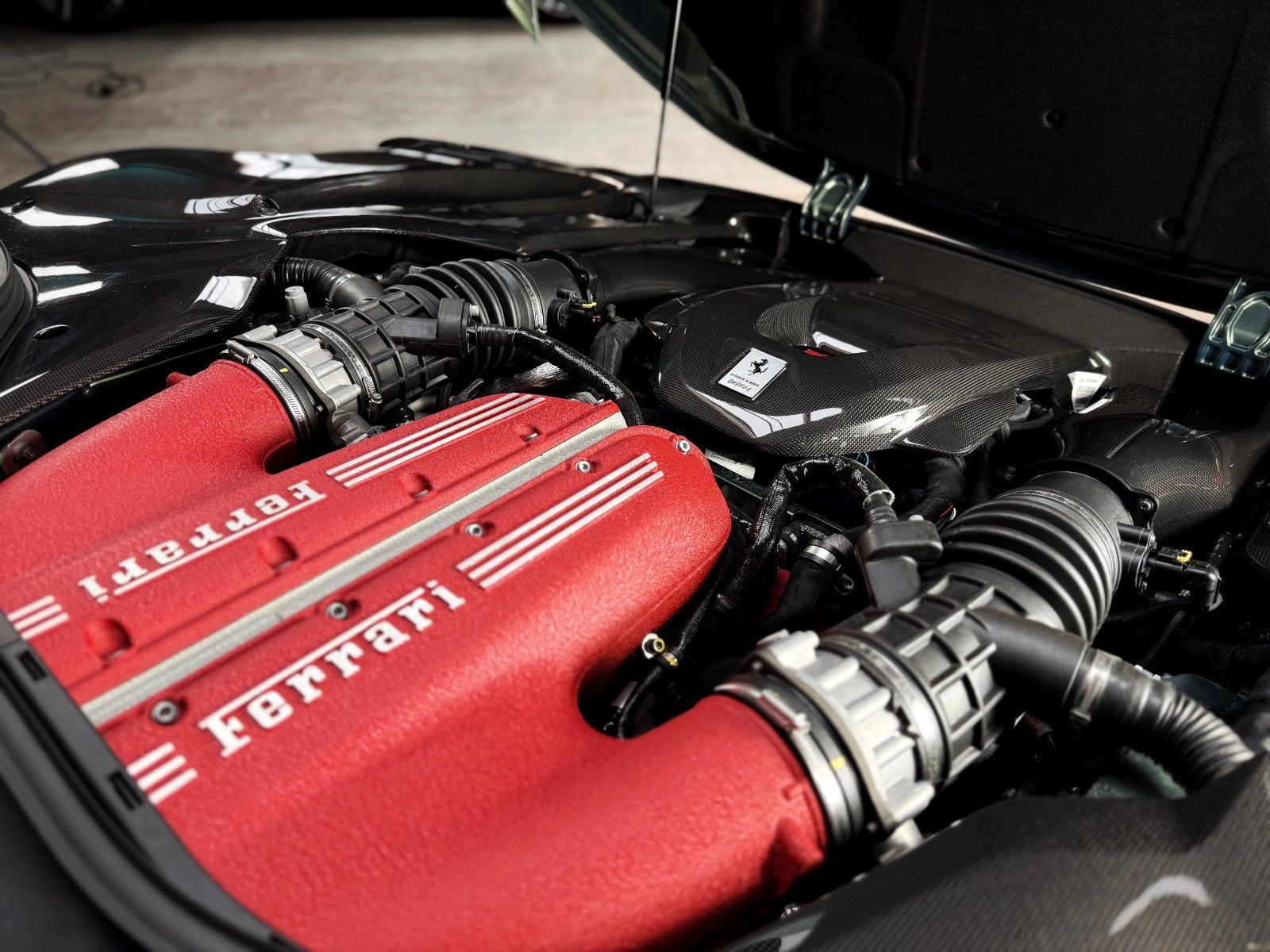 Fahrzeugabbildung Ferrari 12Cilindri + Carbon + Lift + Verde Minerale Meta