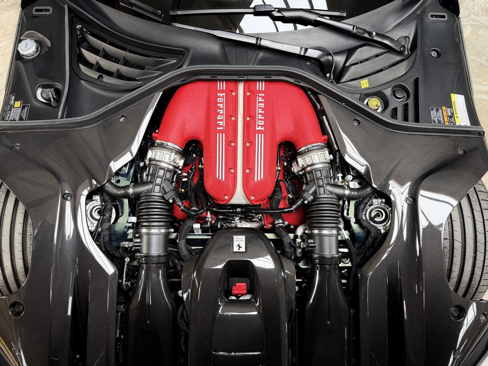 Fahrzeugabbildung Ferrari 12Cilindri + Carbon + Lift + Verde Minerale Meta