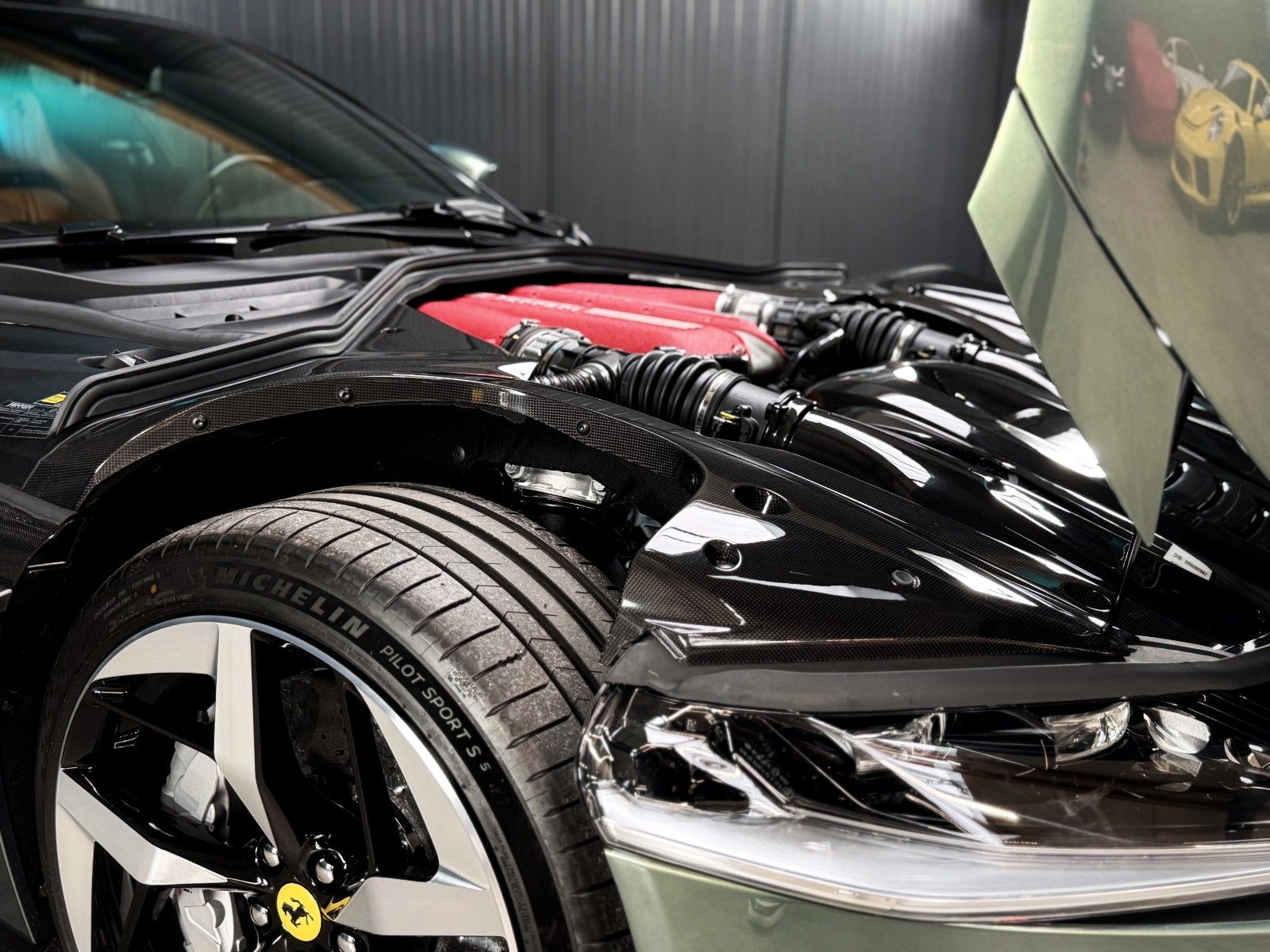 Fahrzeugabbildung Ferrari 12Cilindri + Carbon + Lift + Verde Minerale Meta