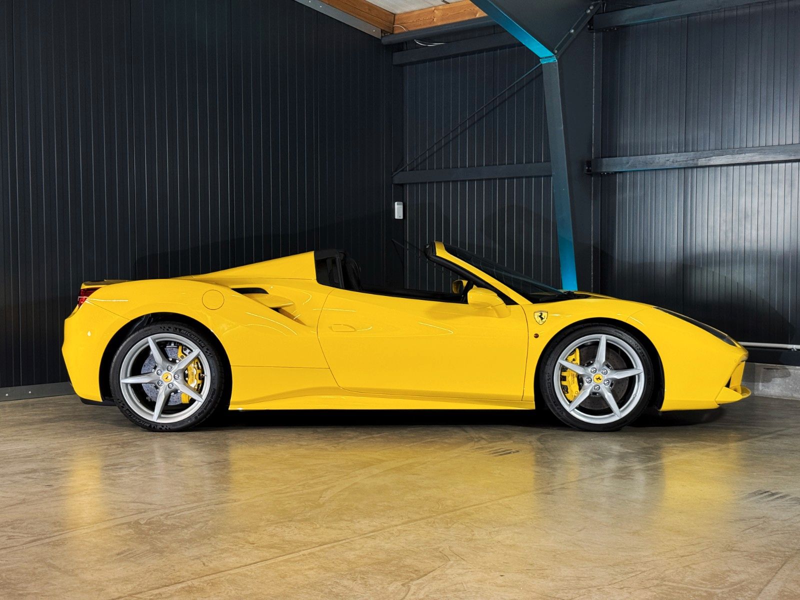 Ferrari 488 Spider + Giallo Modena + Scuderia Shields
