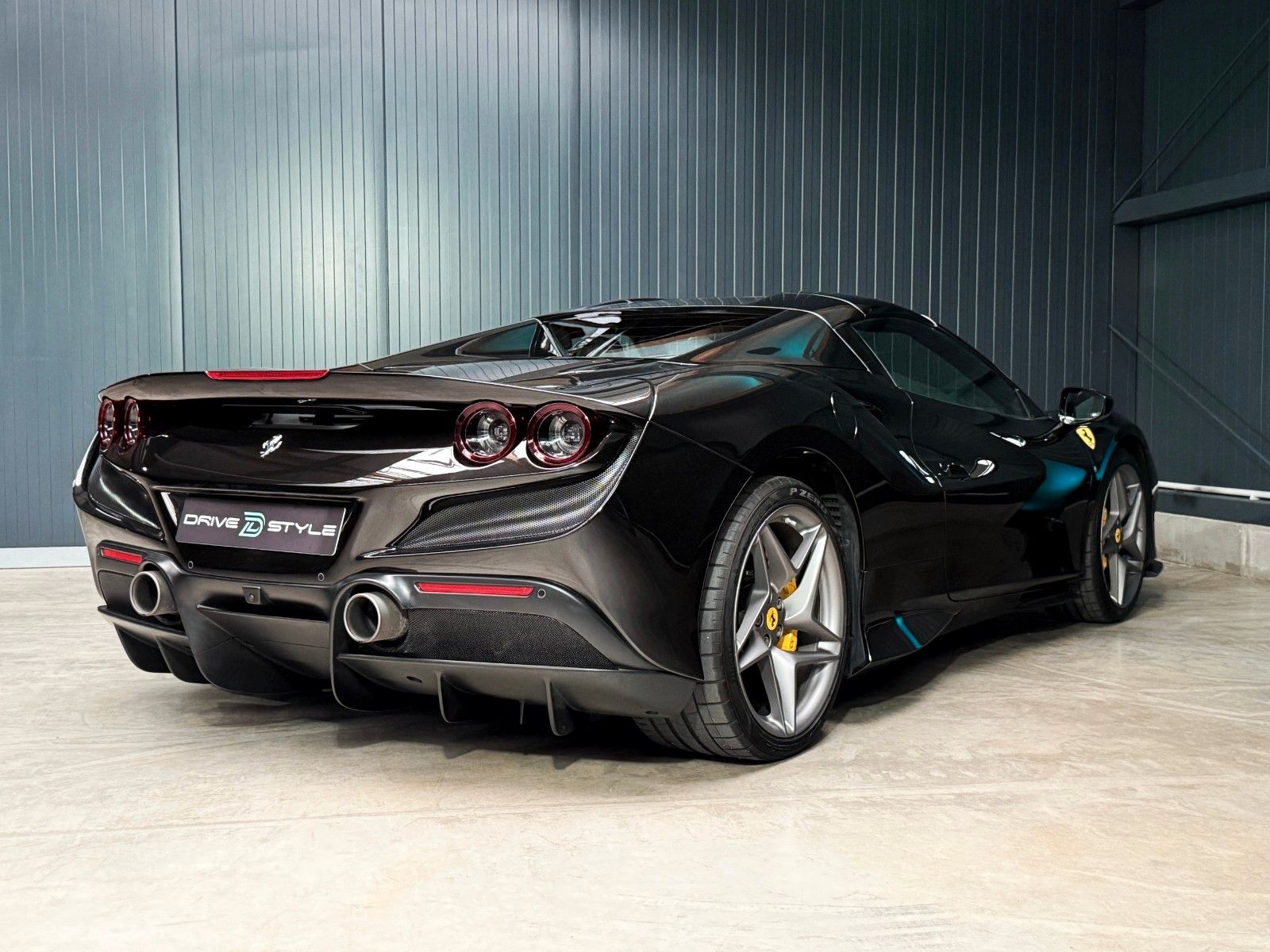 Fahrzeugabbildung Ferrari F8 Spider + Nero Daytona + Carbon + Lift + Garan