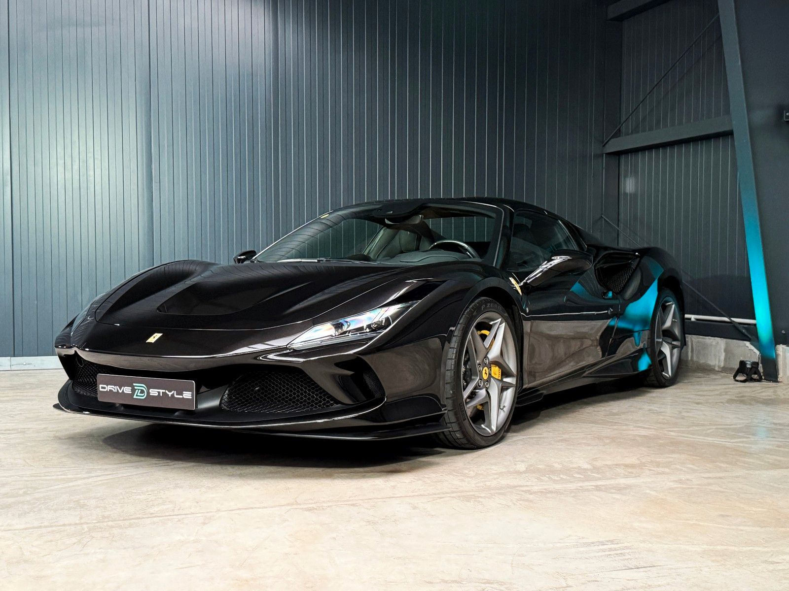 Fahrzeugabbildung Ferrari F8 Spider + Nero Daytona + Carbon + Lift + Garan