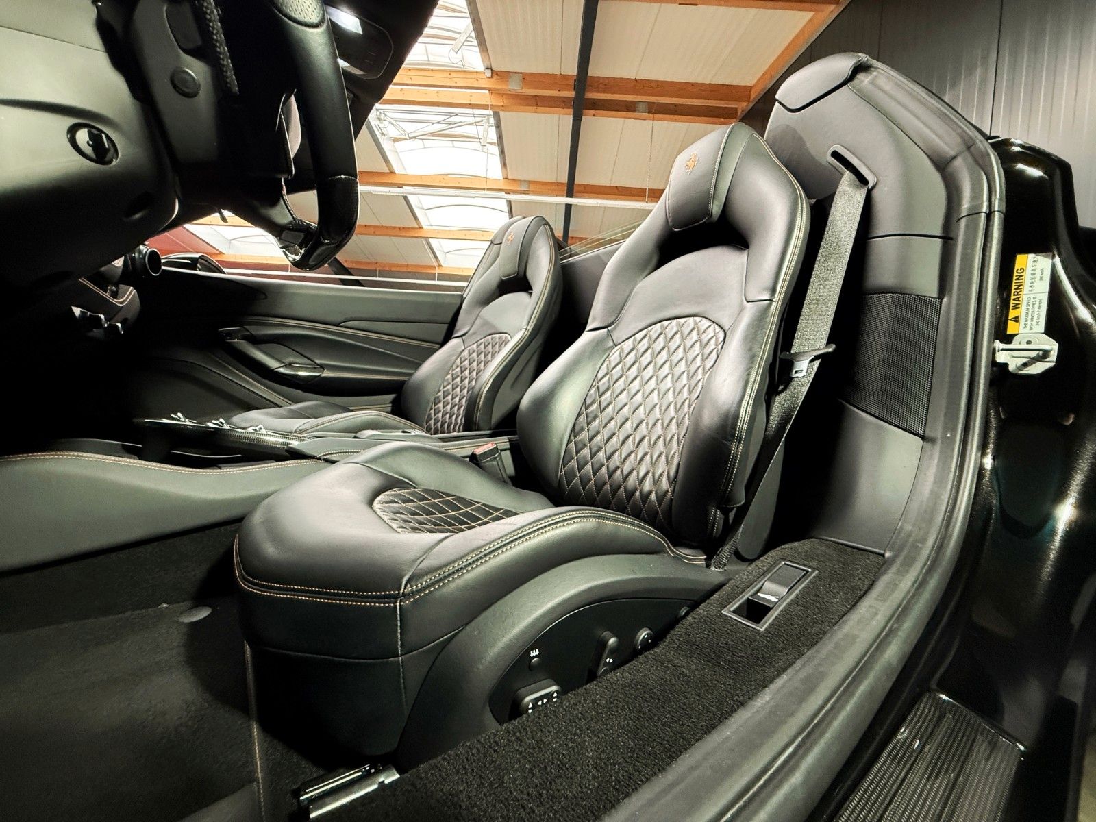 Fahrzeugabbildung Ferrari F8 Spider + Nero Daytona + Carbon + Lift + Garan