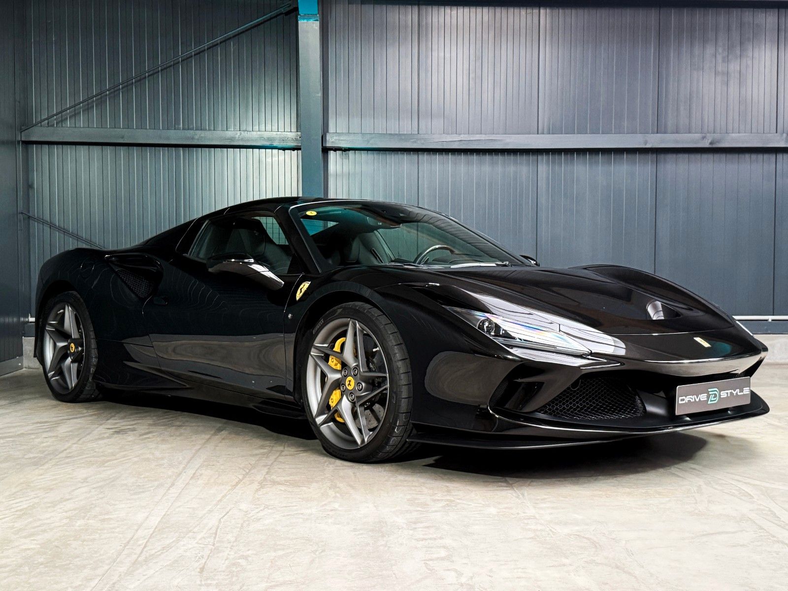 Fahrzeugabbildung Ferrari F8 Spider + Nero Daytona + Carbon + Lift + Garan