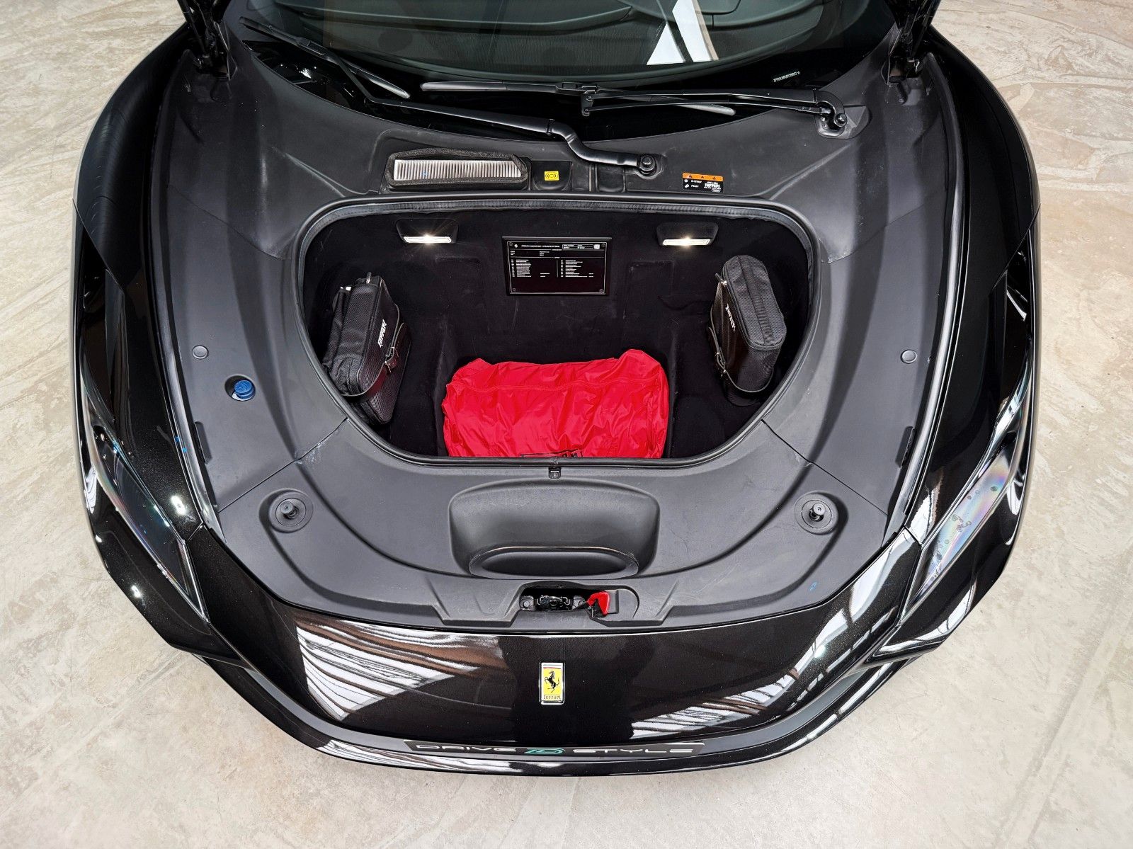 Fahrzeugabbildung Ferrari F8 Spider + Nero Daytona + Carbon + Lift + Garan