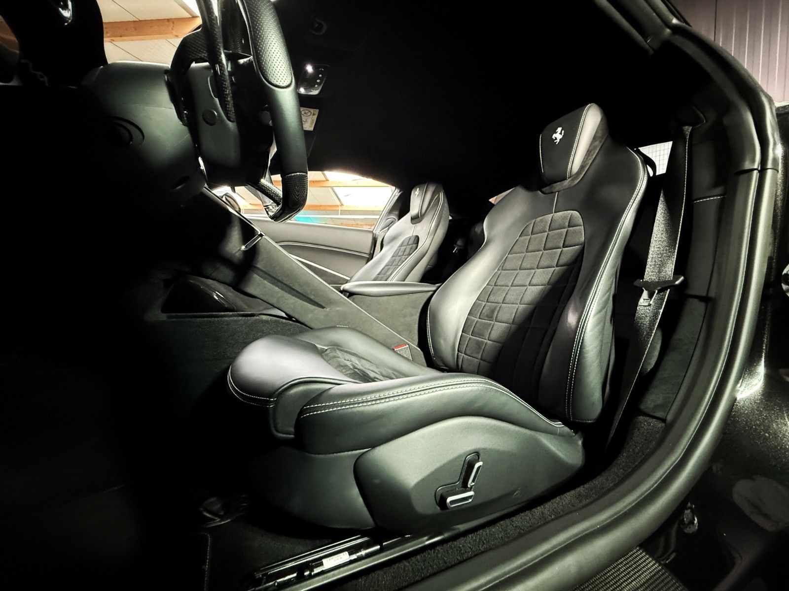 Fahrzeugabbildung Ferrari Roma +Carbon + ADAS + Beifahrerdisplay