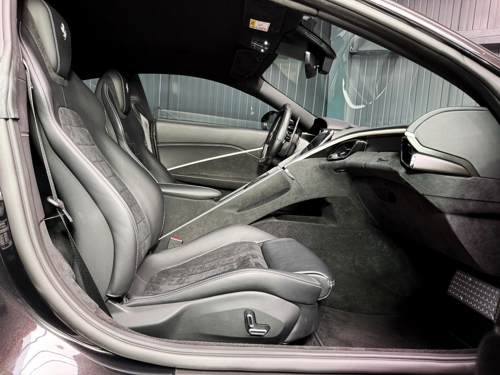 Fahrzeugabbildung Ferrari Roma +Carbon + ADAS + Beifahrerdisplay