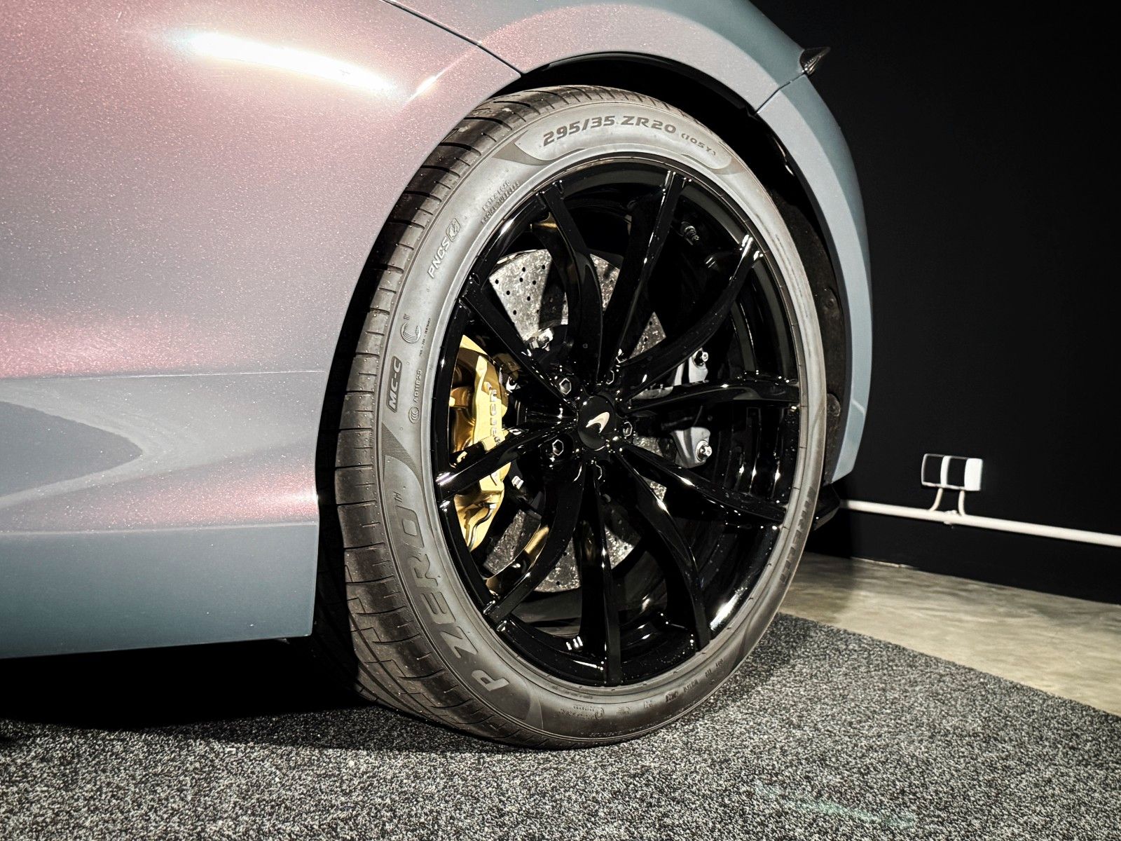 Fahrzeugabbildung McLaren Artura Spider + MSO Lava Grey + Carbon Pack +PPF