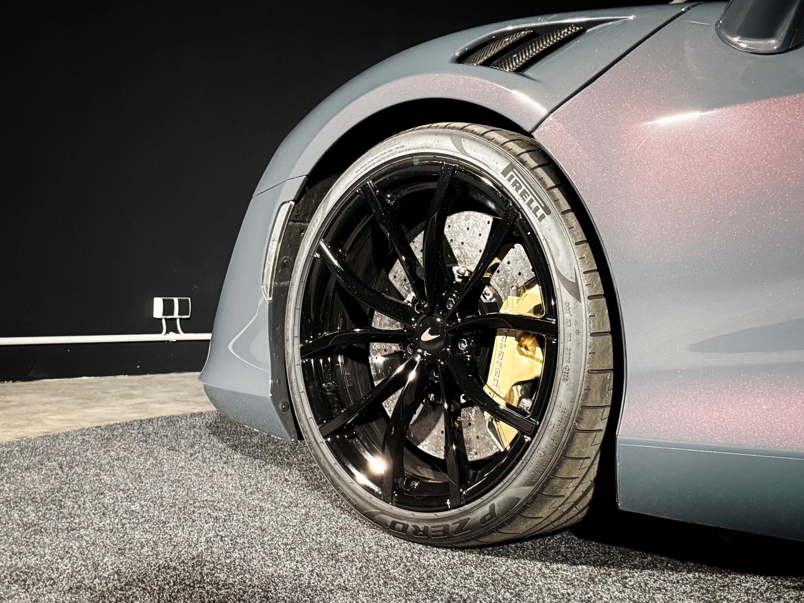 Fahrzeugabbildung McLaren Artura Spider + MSO Lava Grey + Carbon Pack +PPF