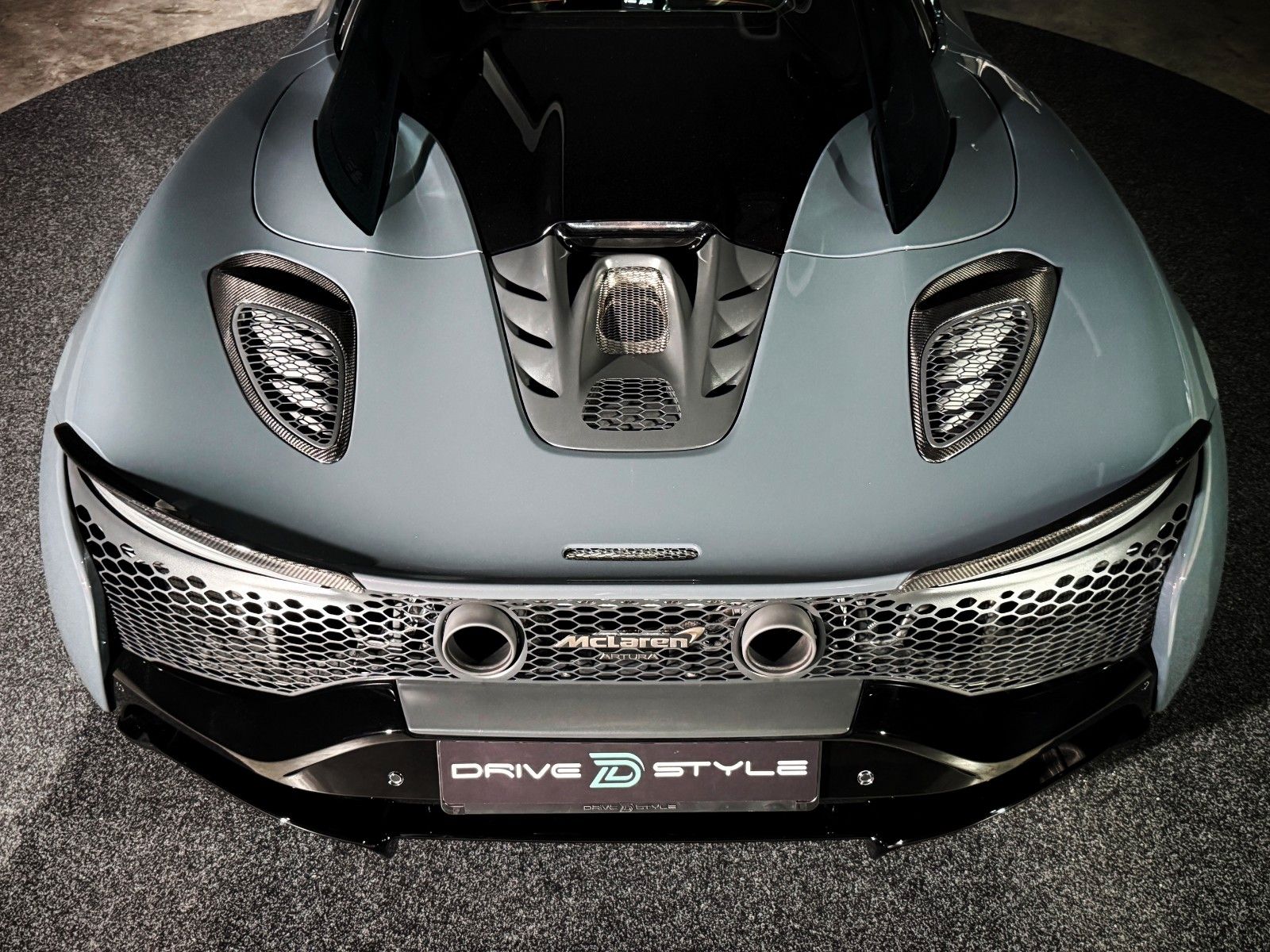 Fahrzeugabbildung McLaren Artura Spider + MSO Lava Grey + Carbon Pack +PPF